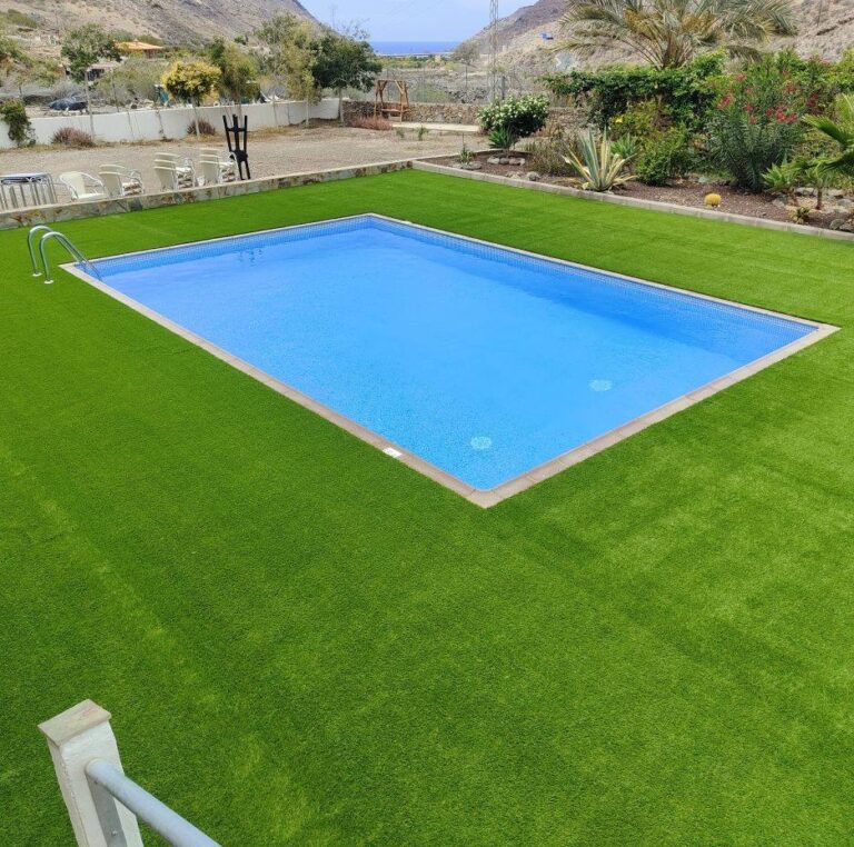 Césped artificial instalado alrededor de una piscina rectangular en Las Palmas