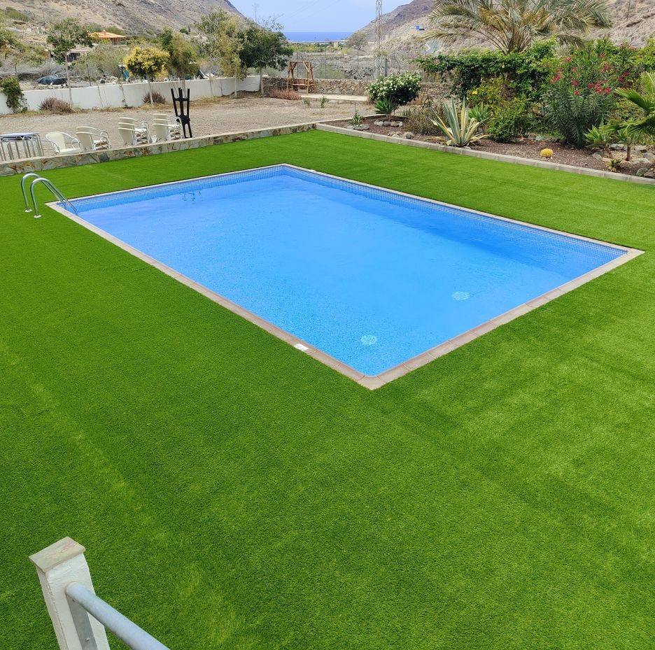 Césped artificial instalado alrededor de una piscina rectangular en Las Palmas