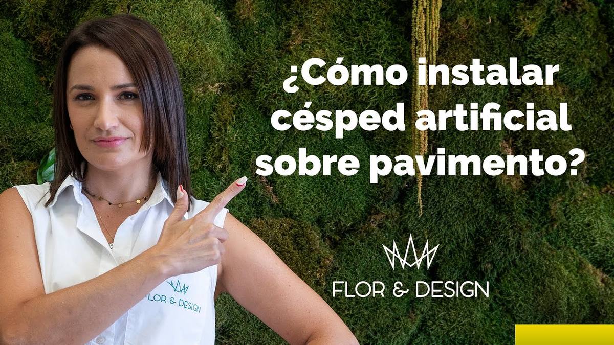 Presentadora de Flor & Design señalando el título «¿Cómo instalar césped artificial sobre pavimento?», sobre una pared de musgo y con el logotipo de Flor & Design