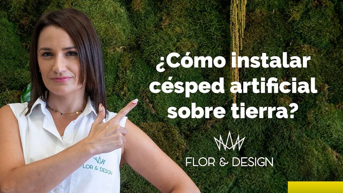 Presentadora de Flor & Design señalando el título «¿Cómo instalar césped artificial sobre tierra?», sobre una pared de musgo y con el logotipo de Flor & Design