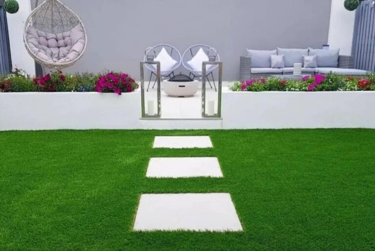 Terraza con césped artificial, losas y muebles de exterior en Las Palmas